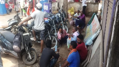 हादसे के बाद जिला अस्पताल में जुटे स्वजन हादसे के बाद जिला अस्पताल में जुटे स्वजन