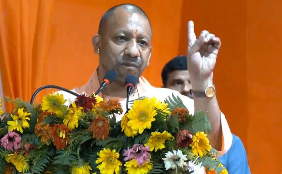 मंच से बोलते मुख्यमंत्री योगी आदित्यनाथ