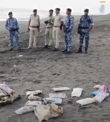 caption : गांधीधाम के खारी रोहर के पास एक सुनसान स्थान से मिले ड्रग्स के 12 पैकेट के साथ मरीन और जिला पुलिस के जवान। caption : गांधीधाम के खारी रोहर के पास एक सुनसान स्थान से मिले ड्रग्स के 12 पैकेट के साथ मरीन और जिला पुलिस के जवान।