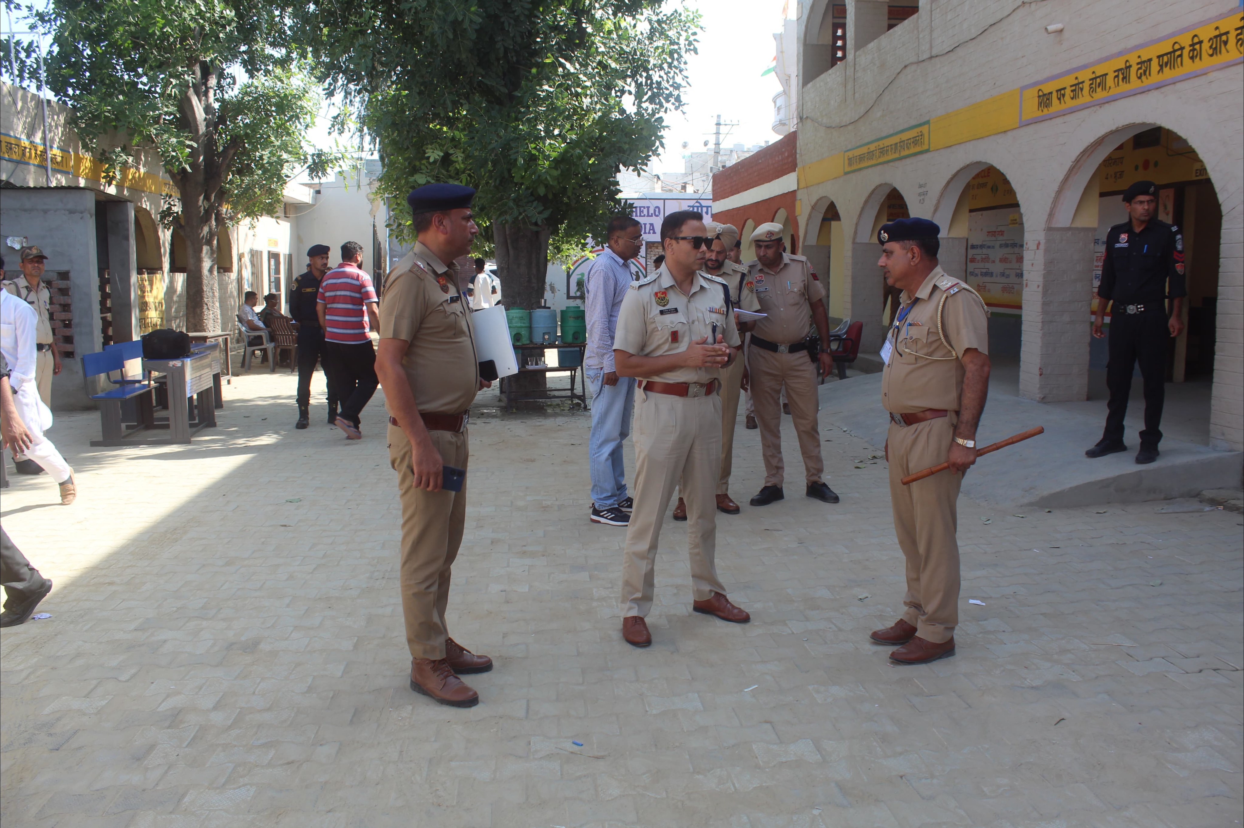 स्ट्रांग रूम के बाहर तैनात पुलिस कर्मचारी