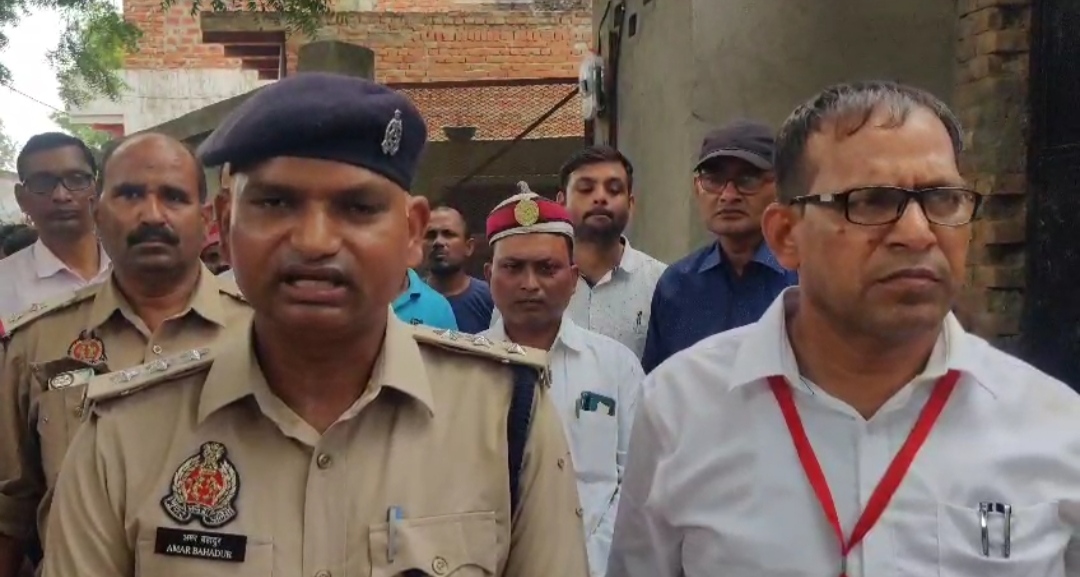 घटना की जानकारी देते क्षेत्राधिकारी सदर मीरजापुर घटना की जानकारी देते क्षेत्राधिकारी सदर मीरजापुर