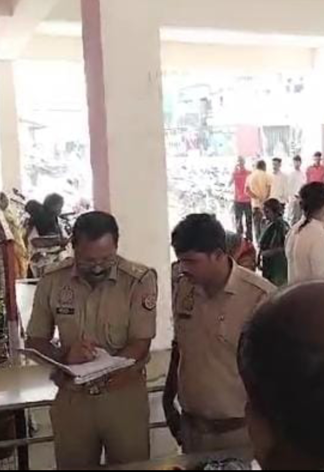 दुर्घटना स्थल पर जांच करते पुलिसकर्मी दुर्घटना स्थल पर जांच करते पुलिसकर्मी