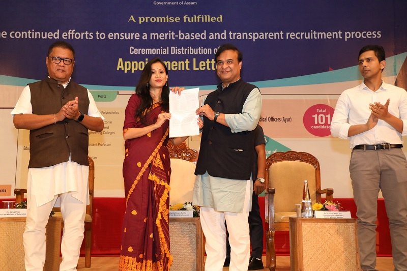 गुवाहाटी: आज यहां नियुक्ति पत्र का वितरण करते हुए मुख्यमंत्री डॉ हिमंत बिस्व सरमा। चित्र में राज्य के शिक्षा मंत्री डॉ रनोज पेगू भी परिलक्षित हैं। गुवाहाटी: आज यहां नियुक्ति पत्र का वितरण करते हुए मुख्यमंत्री डॉ हिमंत बिस्व सरमा। चित्र में राज्य के शिक्षा मंत्री डॉ रनोज पेगू भी परिलक्षित हैं।