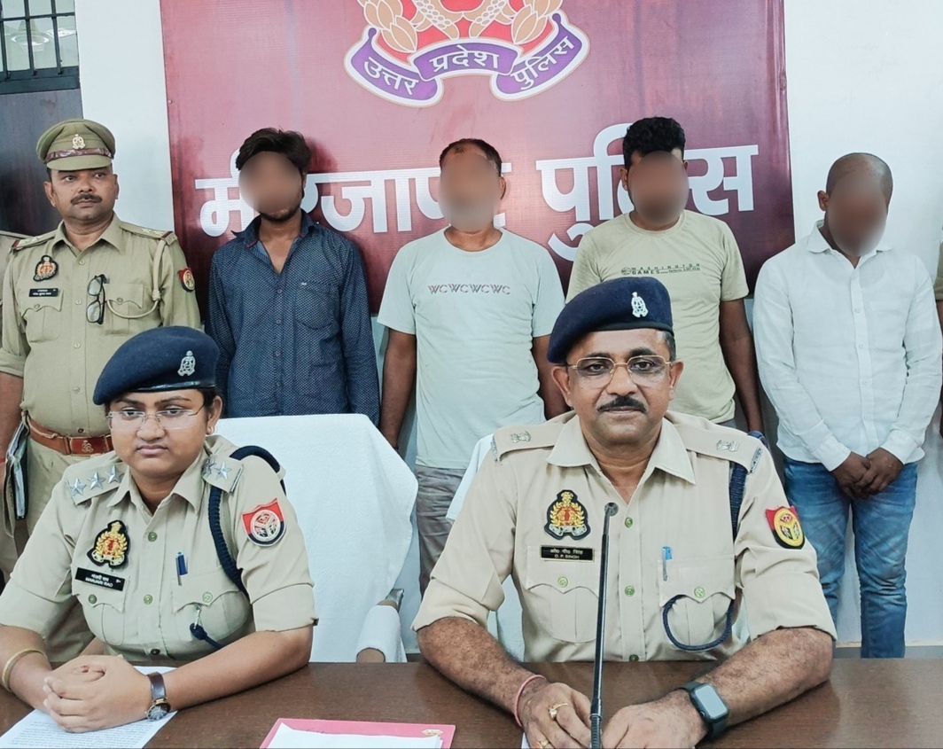 गिरफ्तार आरोपित व पुलिस अधिकारी।
