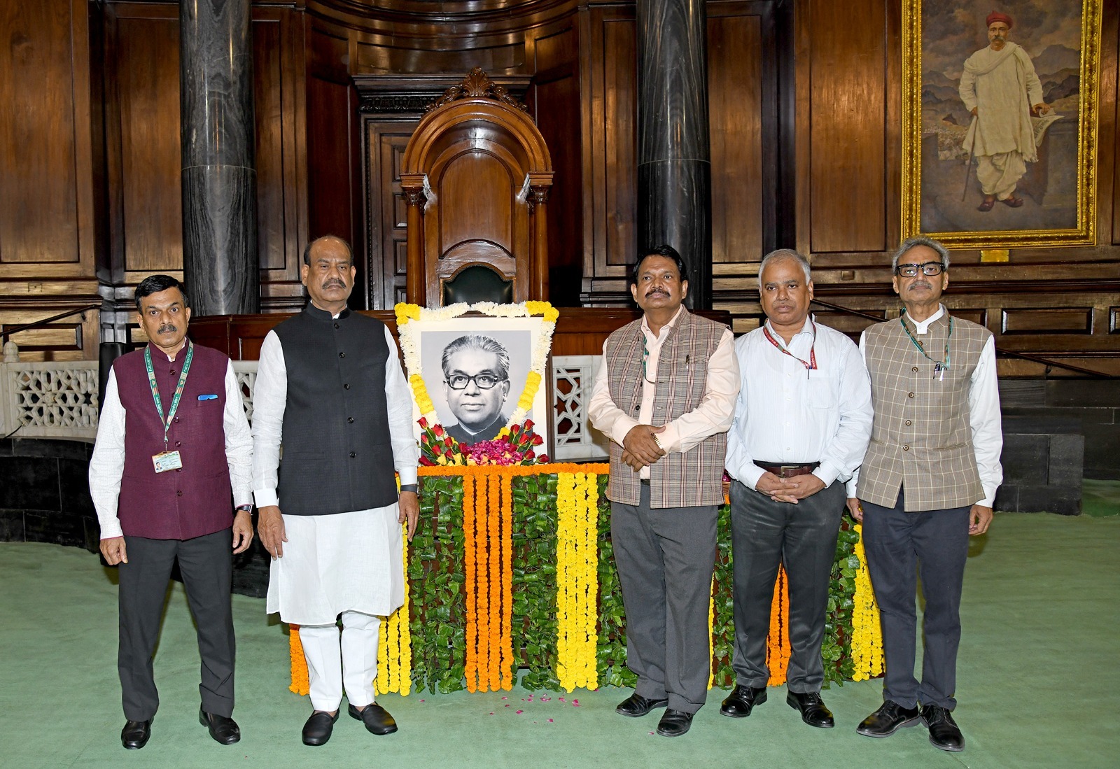 संविधान सदन के केंद्रीय कक्ष में लोक सभा के पूर्व अध्यक्ष बलिराम भगत की जयंती पर पुष्पांजलि अर्पित करने के दाैरान लाेकसभा अध्यक्ष ओम बिरला व अन्य् संविधान सदन के केंद्रीय कक्ष में लोक सभा के पूर्व अध्यक्ष बलिराम भगत की जयंती पर पुष्पांजलि अर्पित करने के दाैरान लाेकसभा अध्यक्ष ओम बिरला व अन्य्