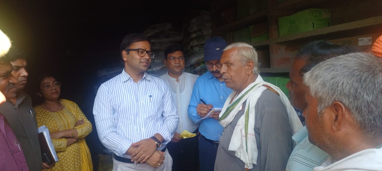 निरीक्षण करते जिलाधिकारी रमेश रंजन निरीक्षण करते जिलाधिकारी रमेश रंजन