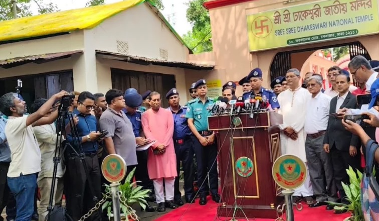 बांग्लादेश के पुलिस महानिरीक्षक प्रसिद्ध ढाकेश्वरी मंदिर में आयोजित संवाददाता सम्मेलन में। फोटो-इंटरनेट मीडिया बांग्लादेश के पुलिस महानिरीक्षक प्रसिद्ध ढाकेश्वरी मंदिर में आयोजित संवाददाता सम्मेलन में। फोटो-इंटरनेट मीडिया