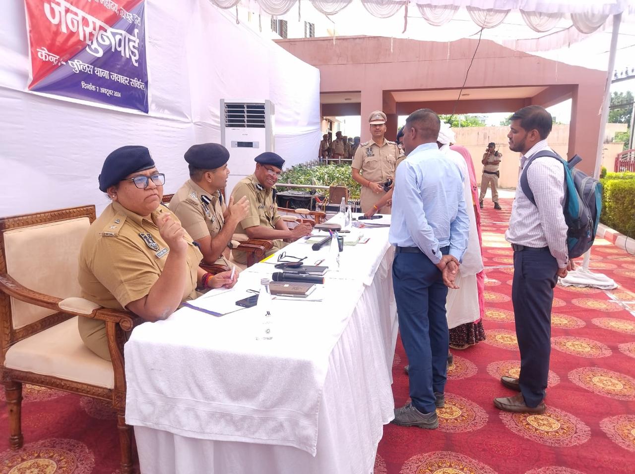 जयपुर पुलिस कमिश्नर ने जनसुनवाई कर सुनी परिवादियों की समस्या जयपुर पुलिस कमिश्नर ने जनसुनवाई कर सुनी परिवादियों की समस्या