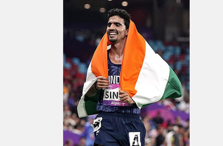 2023 एशियाई खेलों में 10,000 मीटर स्पर्धा में कांस्य पदक जीतने के बाद गुलवीर सिंह 2023 एशियाई खेलों में 10,000 मीटर स्पर्धा में कांस्य पदक जीतने के बाद गुलवीर सिंह