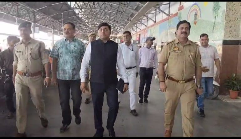 स्टेशन में लावारिस बच्चों की देखरेख के लिए निरीक्षण करते चाइल्ड वेलफेयर सोसाइटी के चेयरमैन देवेन्द्र प्रताप सिंह स्टेशन में लावारिस बच्चों की देखरेख के लिए निरीक्षण करते चाइल्ड वेलफेयर सोसाइटी के चेयरमैन देवेन्द्र प्रताप सिंह