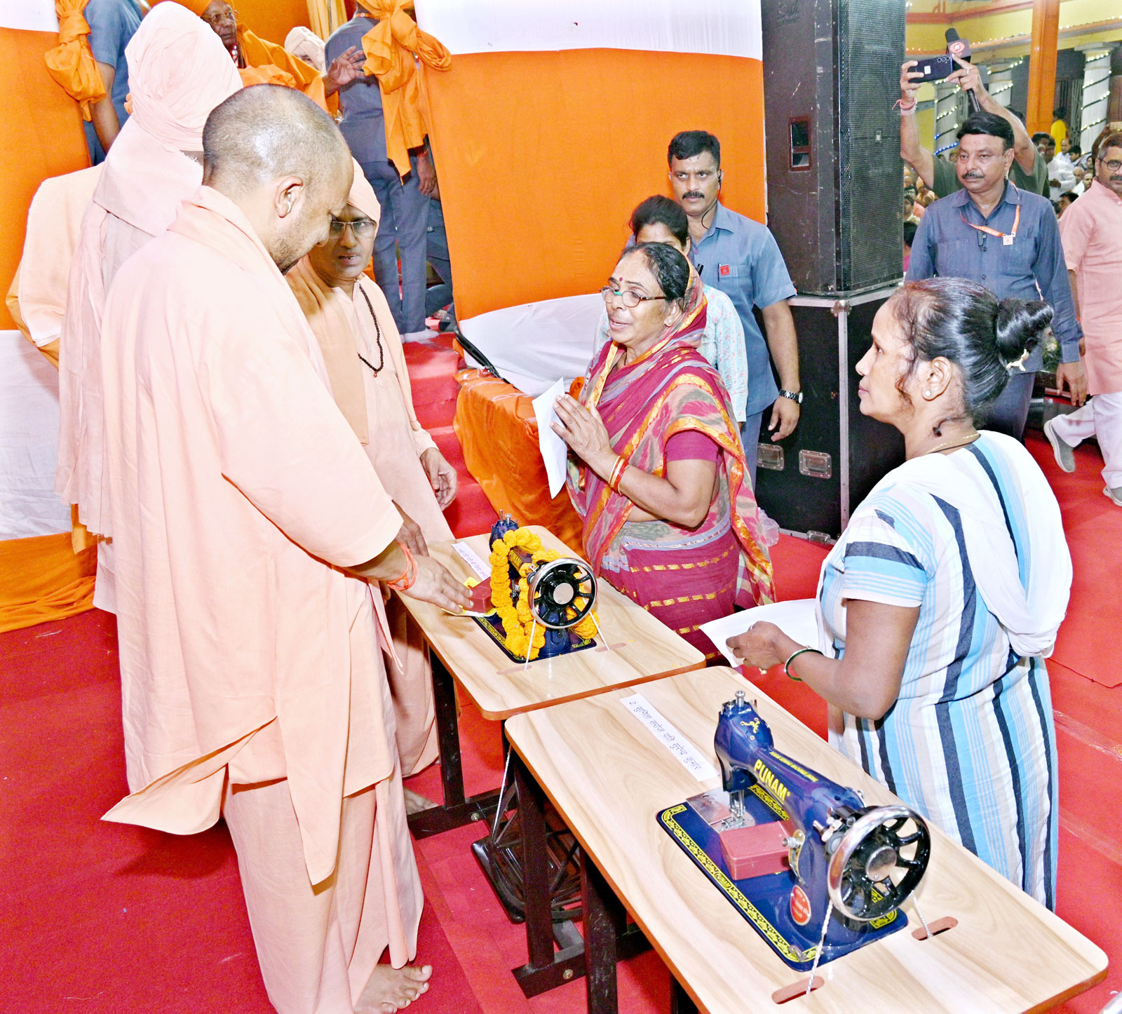 भारत सेवाश्रम आश्रम परिसर में मुख्यमंत्री:फोटो बच्चा गुप्ता भारत सेवाश्रम आश्रम परिसर में मुख्यमंत्री:फोटो बच्चा गुप्ता