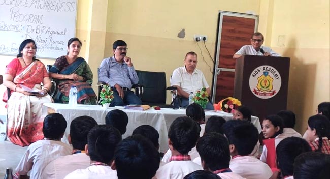 सम्बोधित करते वक्ता सम्बोधित करते वक्ता