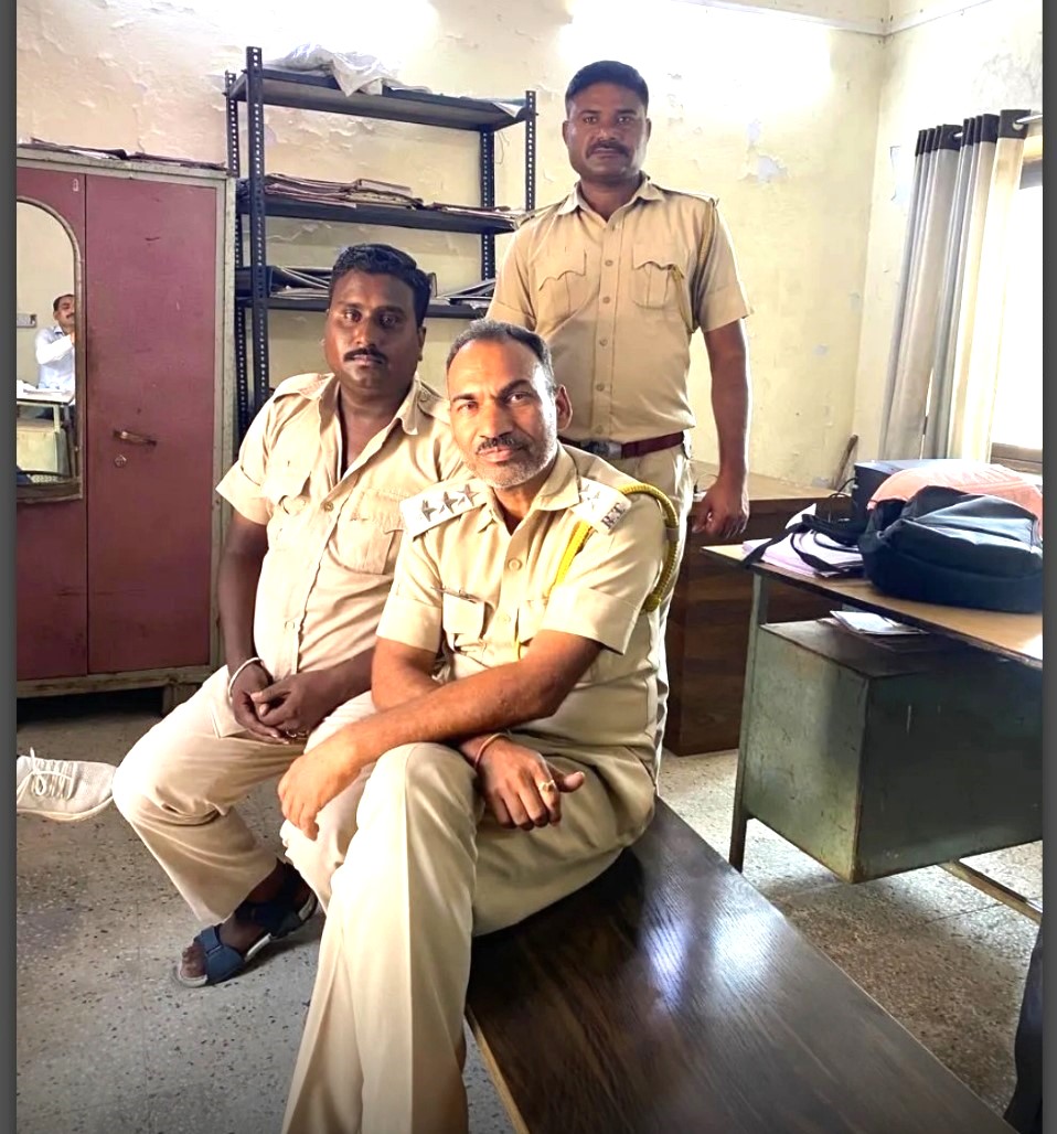परिवहन दस्ते पर एसीबी की रेड-चालान राशि से 14 हजार रुपये ज्यादा मिले, तीन लोग हिरासत में 2 परिवहन दस्ते पर एसीबी की रेड-चालान राशि से 14 हजार रुपये ज्यादा मिले, तीन लोग हिरासत में 2