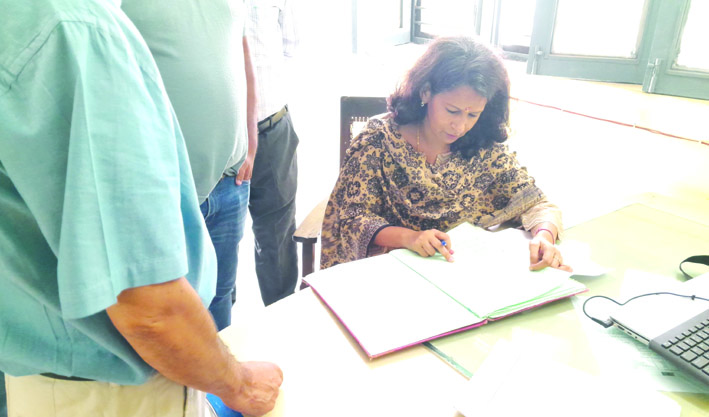 छापेमारी के दौरान सिटी मजिस्ट्रेट कुश्म चौैहान छापेमारी के दौरान सिटी मजिस्ट्रेट कुश्म चौैहान