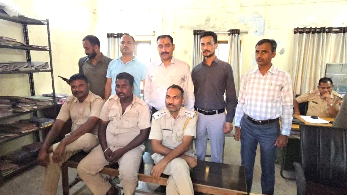परिवहन दस्ते पर एसीबी की रेड-चालान राशि से 14 हजार रुपये ज्यादा मिले, तीन लोग हिरासत में