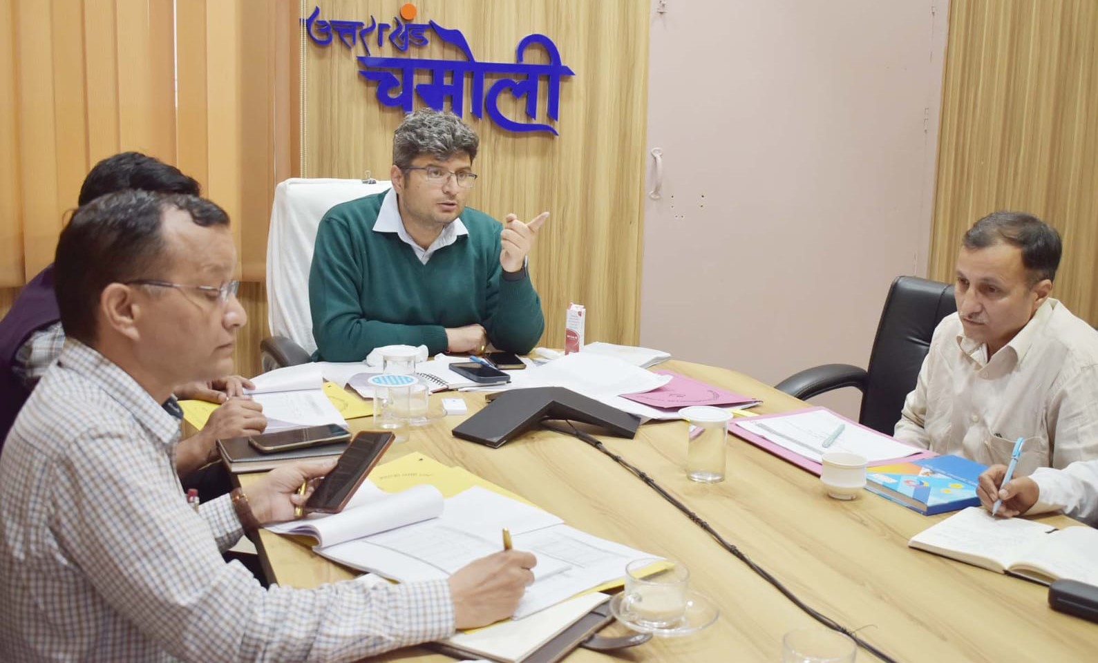गोपेश्वर में ग्राम्य विकास विभाग की समीक्षा बैठक लेते हुए डीएम। गोपेश्वर में ग्राम्य विकास विभाग की समीक्षा बैठक लेते हुए डीएम।