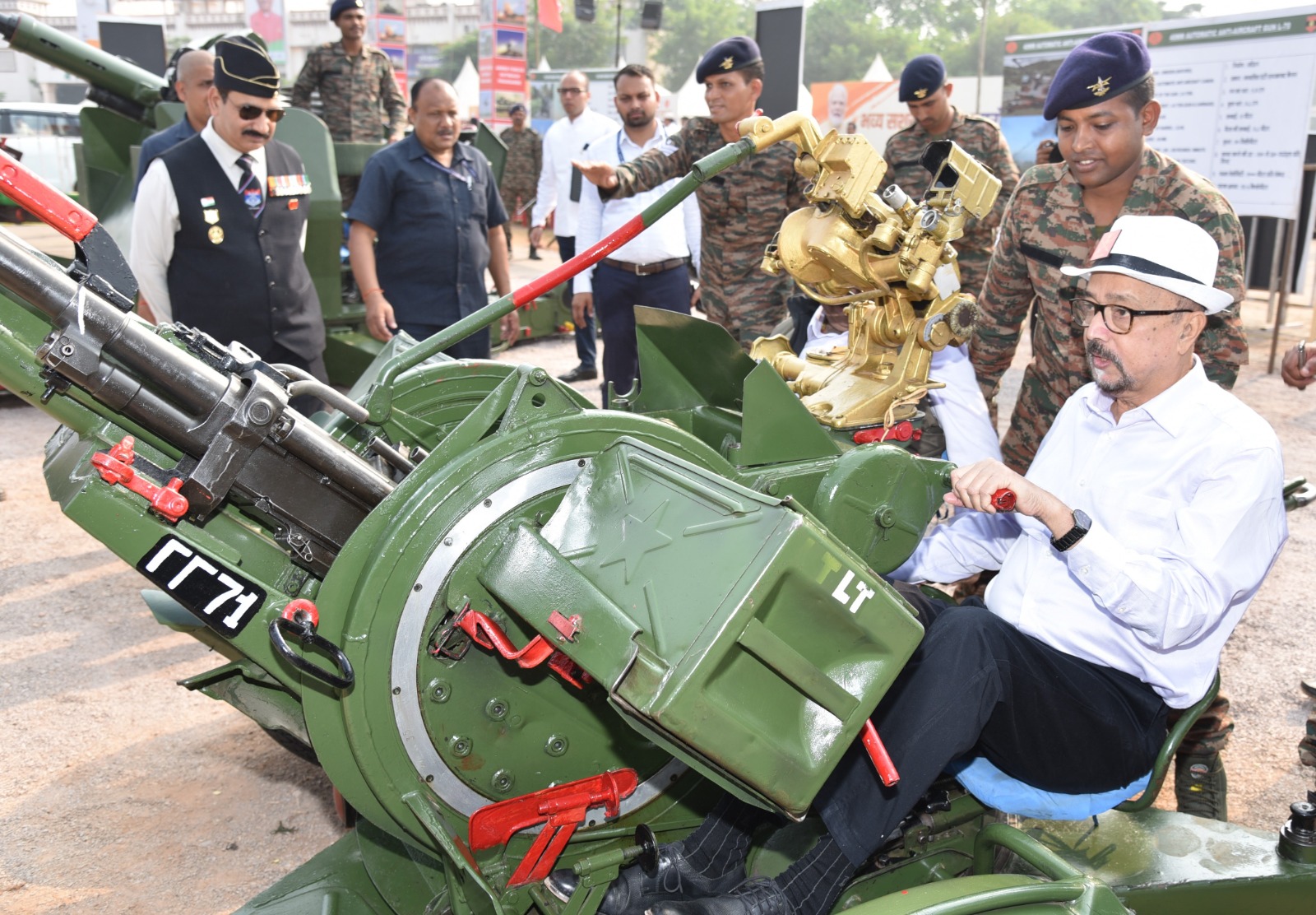 सेना के भीष्म टी-90 टैंक सहित विभिन्न मिसाइल एवं अन्य सैन्य उपकरणों के बारे में जानकारी लेते राज्‍यपाल रमेन डेका