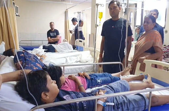 कुट्टू का आटा खाने के बाद अस्पताल में दाखिल बीमार बच्चे कुट्टू का आटा खाने के बाद अस्पताल में दाखिल बीमार बच्चे