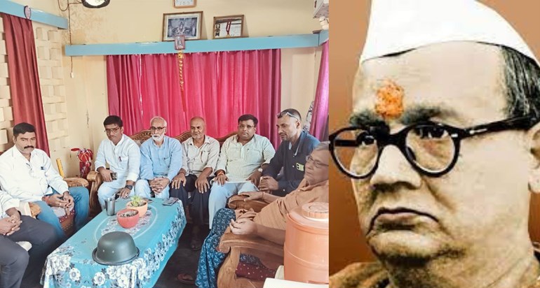 बैठक करते कार्यकर्ता बैठक करते कार्यकर्ता