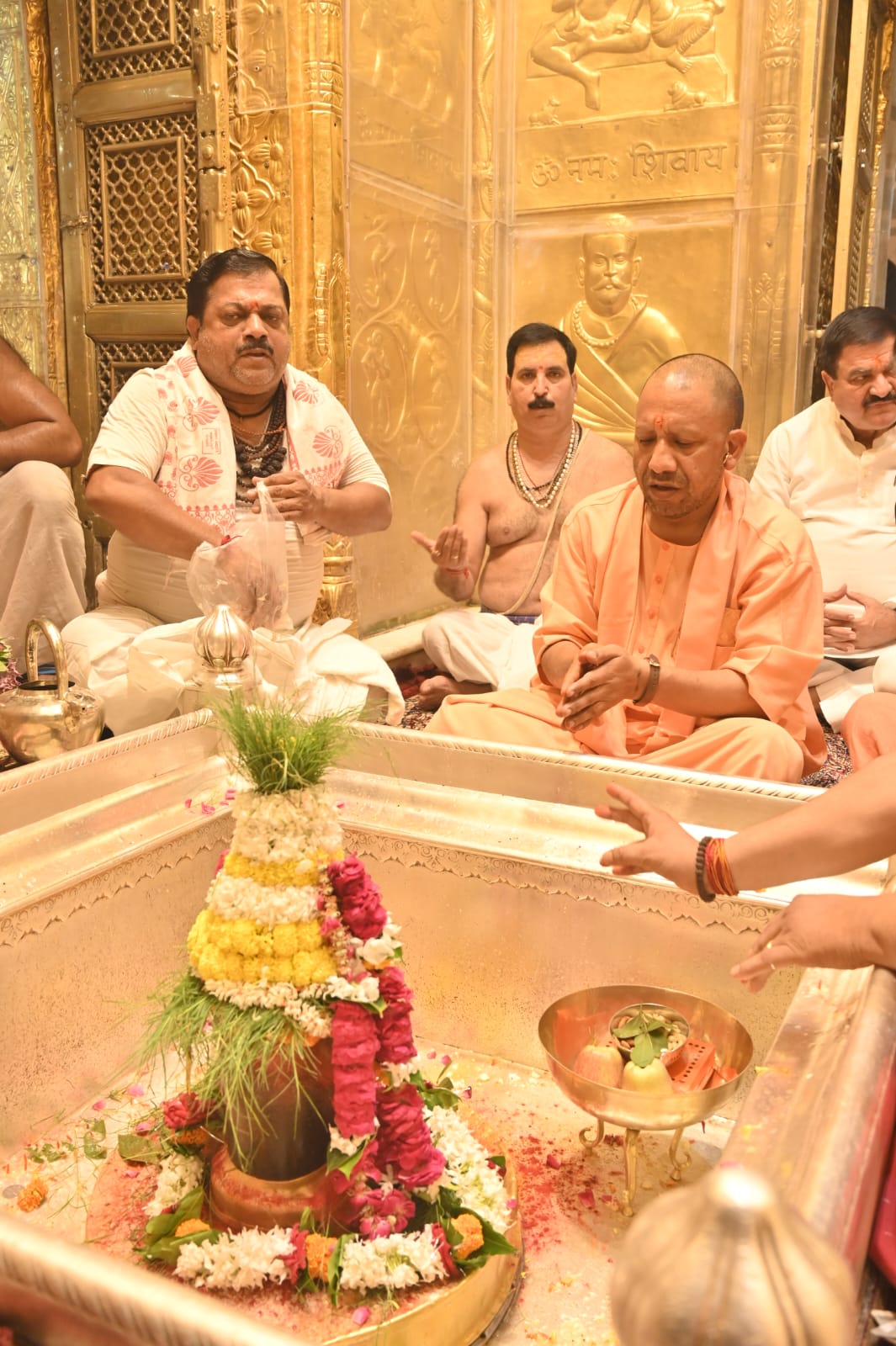 बाबा विश्वनाथ के दरबार में सीएम योगी:फोटो बच्चा गुप्ता बाबा विश्वनाथ के दरबार में सीएम योगी:फोटो बच्चा गुप्ता