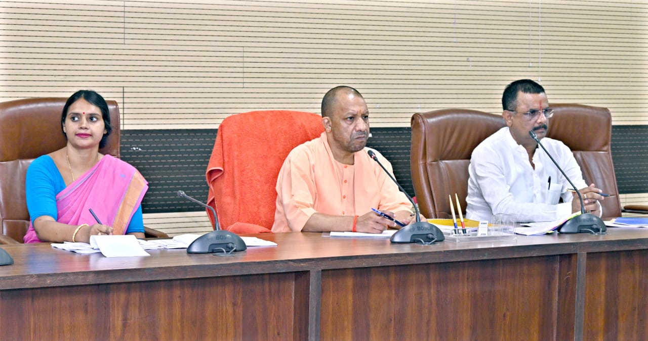 समीक्षा बैठक में मुख्यमंत्री और अफसर: फोटो बच्चा गुप्ता समीक्षा बैठक में मुख्यमंत्री और अफसर: फोटो बच्चा गुप्ता