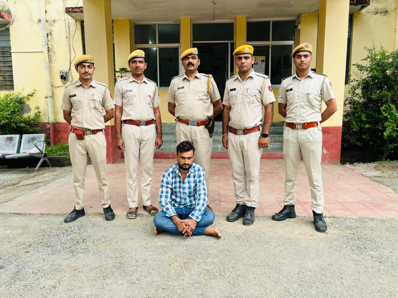 चित्तौड़गढ़ जिले की मंगलवाड़ थाना पुलिस ने गिरफ्तार किया ईनामी तस्कर। चित्तौड़गढ़ जिले की मंगलवाड़ थाना पुलिस ने गिरफ्तार किया ईनामी तस्कर।