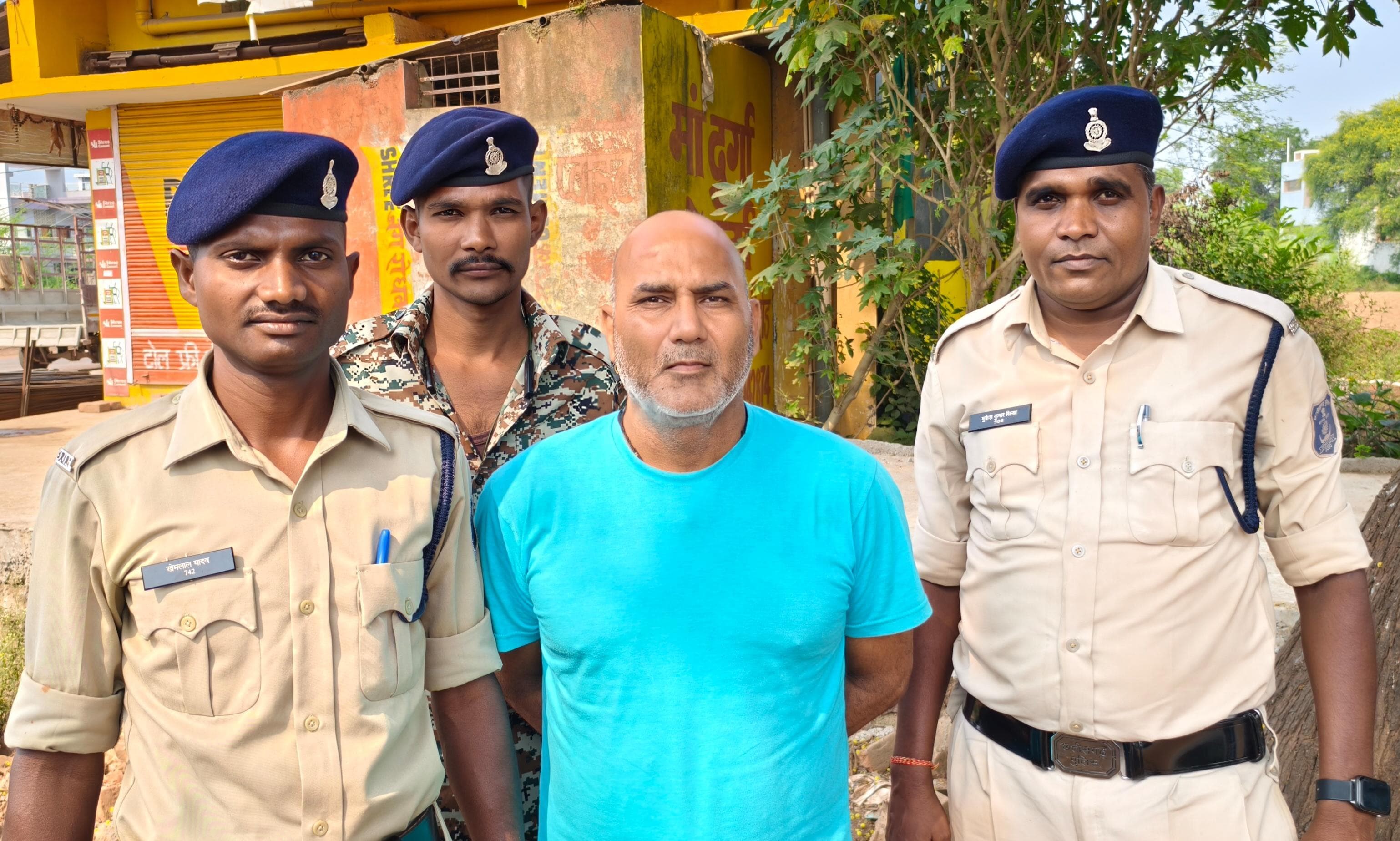 गिरफ्तार आरोपित डा मनोज सोनी को ले जाते हुए पुलिस जवान। गिरफ्तार आरोपित डा मनोज सोनी को ले जाते हुए पुलिस जवान।