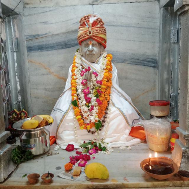 चक्रवर्ती सम्राट श्रीश्री 1008 कचहरी वाले बाबा चक्रवर्ती सम्राट श्रीश्री 1008 कचहरी वाले बाबा