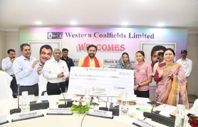 दिवंगत नुन्हारे की बेटी को चेक सौंपते हुए जी. किशन रेड्डी