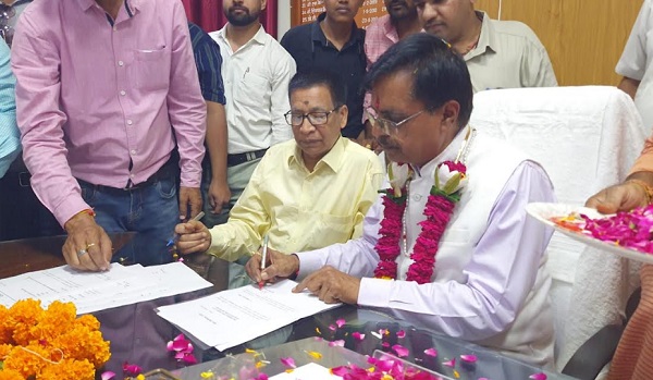 विक्रम विश्वविद्यालय में सोमवार को प्रो. अर्पण भारद्वाज ने ३२वें कुलगुरु के तौर पर पदभार ग्रहण कर लिया विक्रम विश्वविद्यालय में सोमवार को प्रो. अर्पण भारद्वाज ने ३२वें कुलगुरु के तौर पर पदभार ग्रहण कर लिया