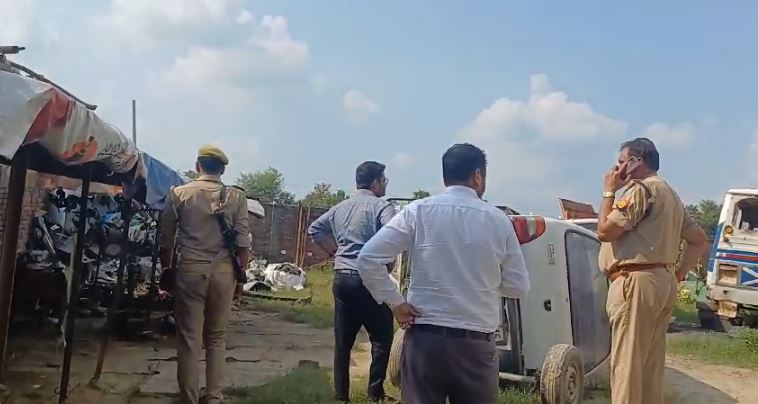 घटना की जांच करने पहुंची पुलिस और फोरेंसिक टीम घटना की जांच करने पहुंची पुलिस और फोरेंसिक टीम