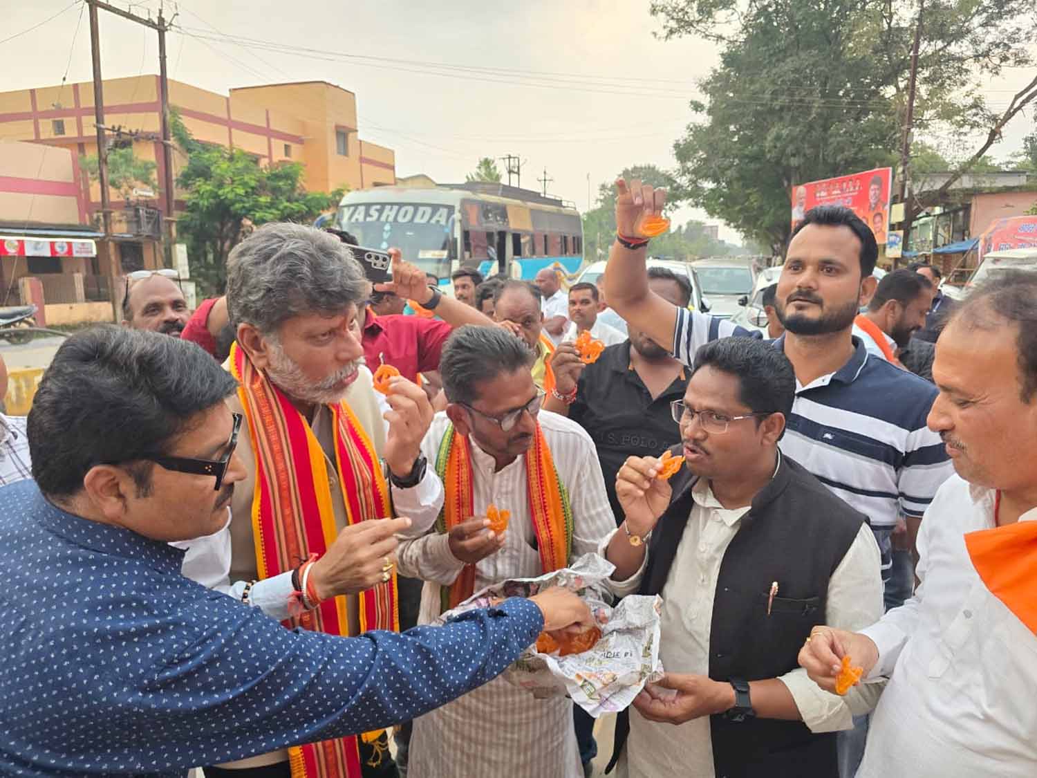 हरियाणा में भाजपा की जीत पर रायपुर के कुशाभाऊ ठाकरे परिसर और एकात्म परिसर में भाजपा नेताओं, पदाधिकारियों व कार्यकर्ता जश्न मनाते हरियाणा में भाजपा की जीत पर छग प्रदेश अध्यक्ष किरण सिंह देव एक दूसरे काे मिठाई खिलाते