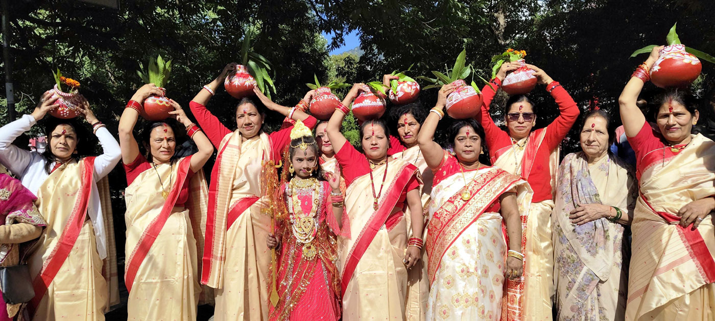 शोभायात्रा में बंगाली परिधानों में शामिल महिलाएं। शोभायात्रा में बंगाली परिधानों में शामिल महिलाएं।