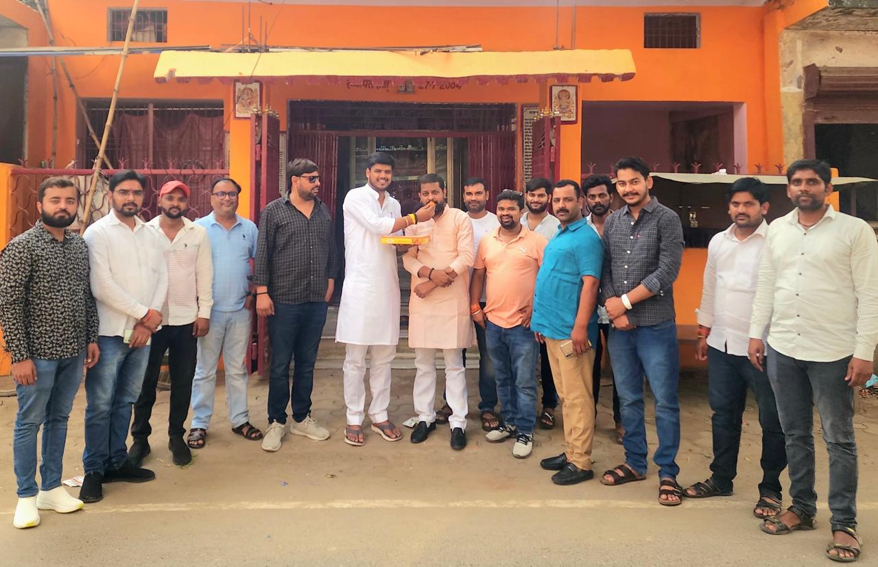हरियाणा की जीत पर जश्न मनाते भाजपा कार्यकर्ता