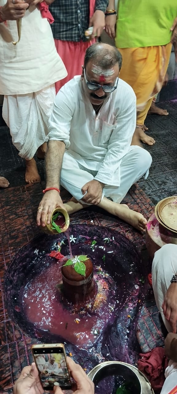 बासुकीनाथ में पूजा-अर्चना करते डीजीपी बासुकीनाथ में पूजा-अर्चना करते डीजीपी