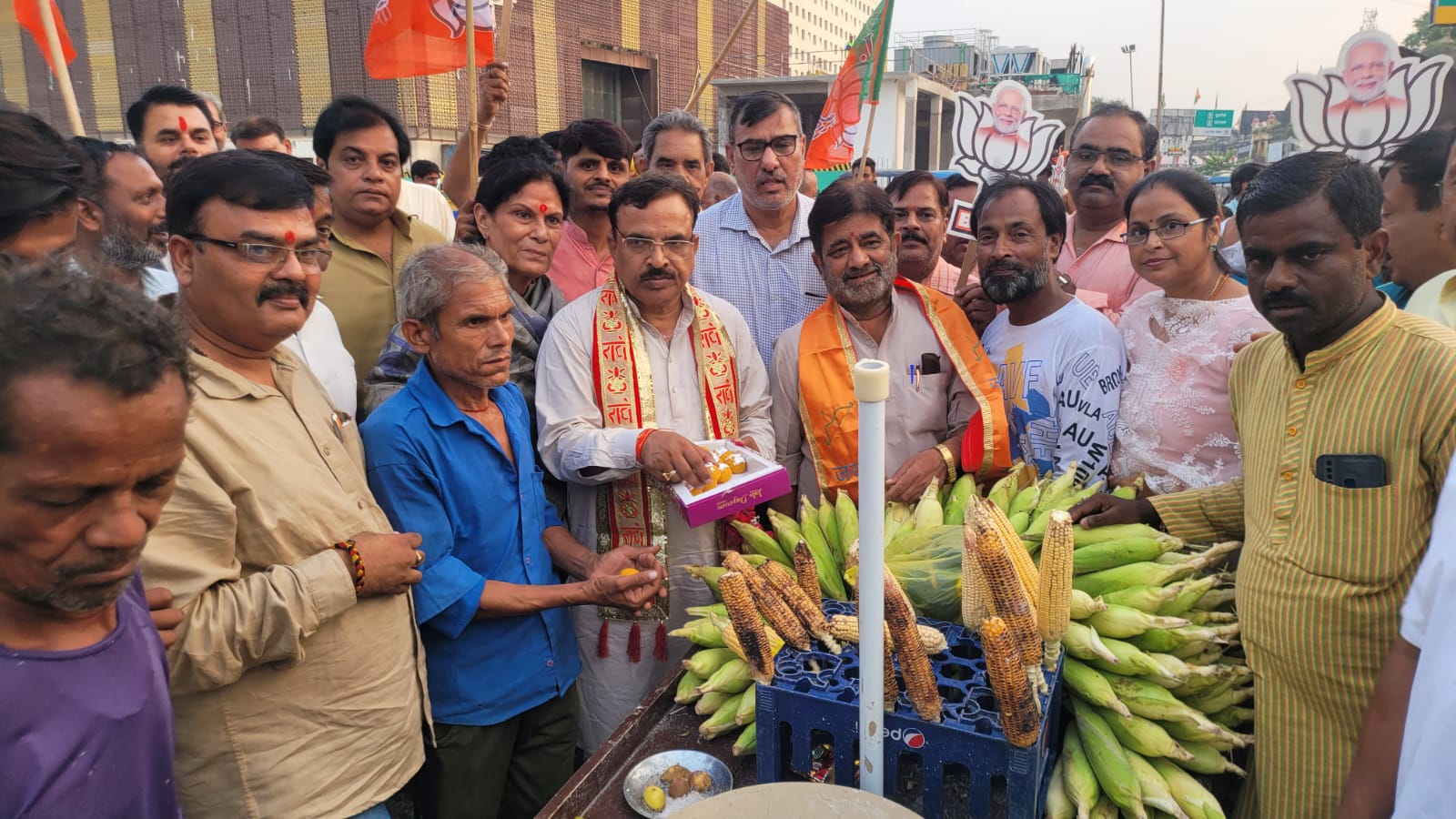हरियाणा जीत के जश्न में मिष्ठान वितरण करते भाजपा कानपुर बुन्देलखण्ड के अध्यक्ष प्रकाश पाल हरियाणा जीत के जश्न में मिष्ठान वितरण करते भाजपा कानपुर बुन्देलखण्ड के अध्यक्ष प्रकाश पाल