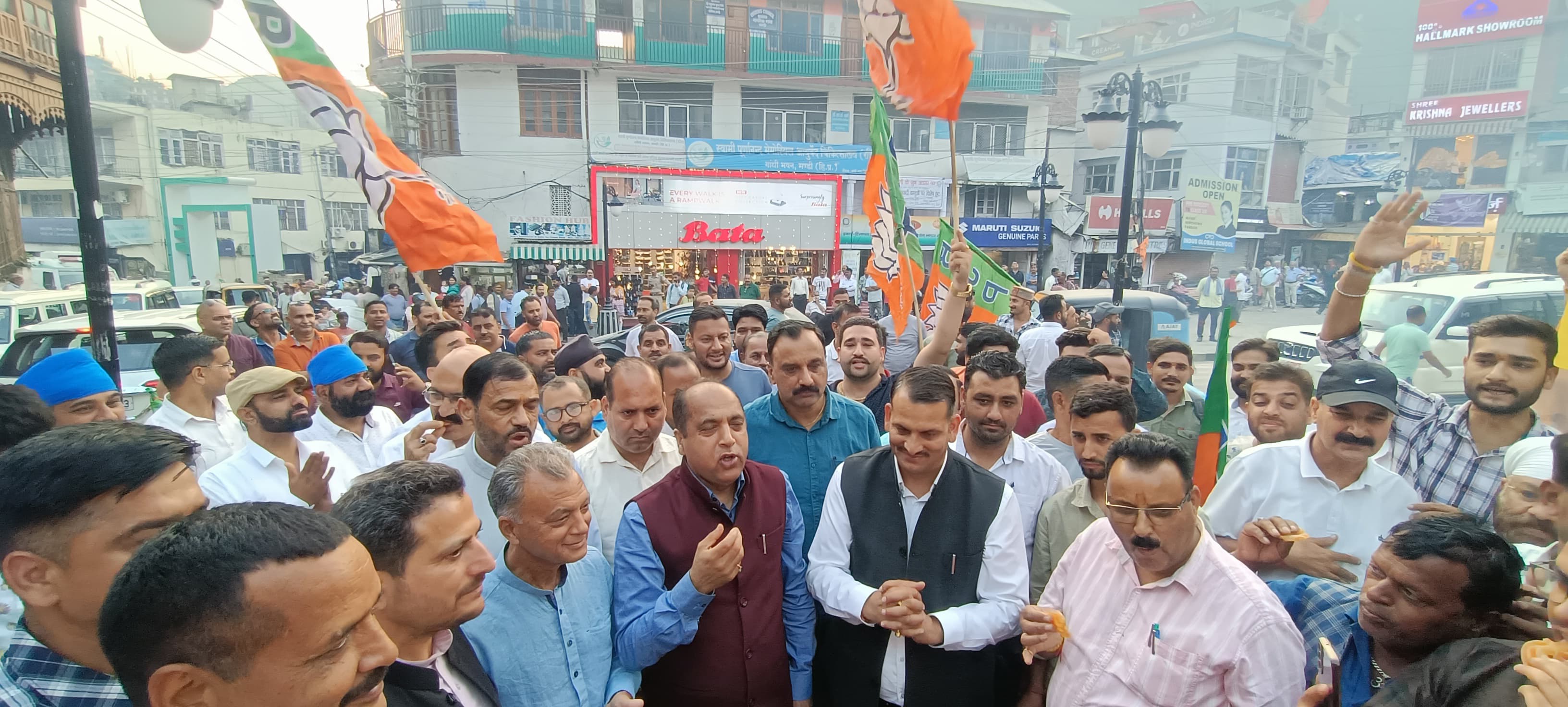 मंडी के चौहटा बाजार में हरियाणा में भाजपा की जीत पर जलेबी बांट कर जश्र मनाते हुए जयराम ठाकुर। मंडी के चौहटा बाजार में हरियाणा में भाजपा की जीत पर जलेबी बांट कर जश्र मनाते हुए जयराम ठाकुर।