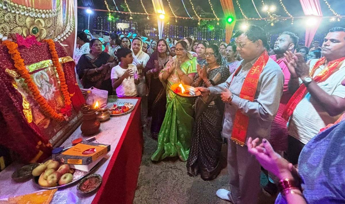 मंत्री लखनलाल देवांगन मां दुर्गा की पूजा अर्चना करते मंत्री लखनलाल देवांगन मां दुर्गा की पूजा अर्चना करते