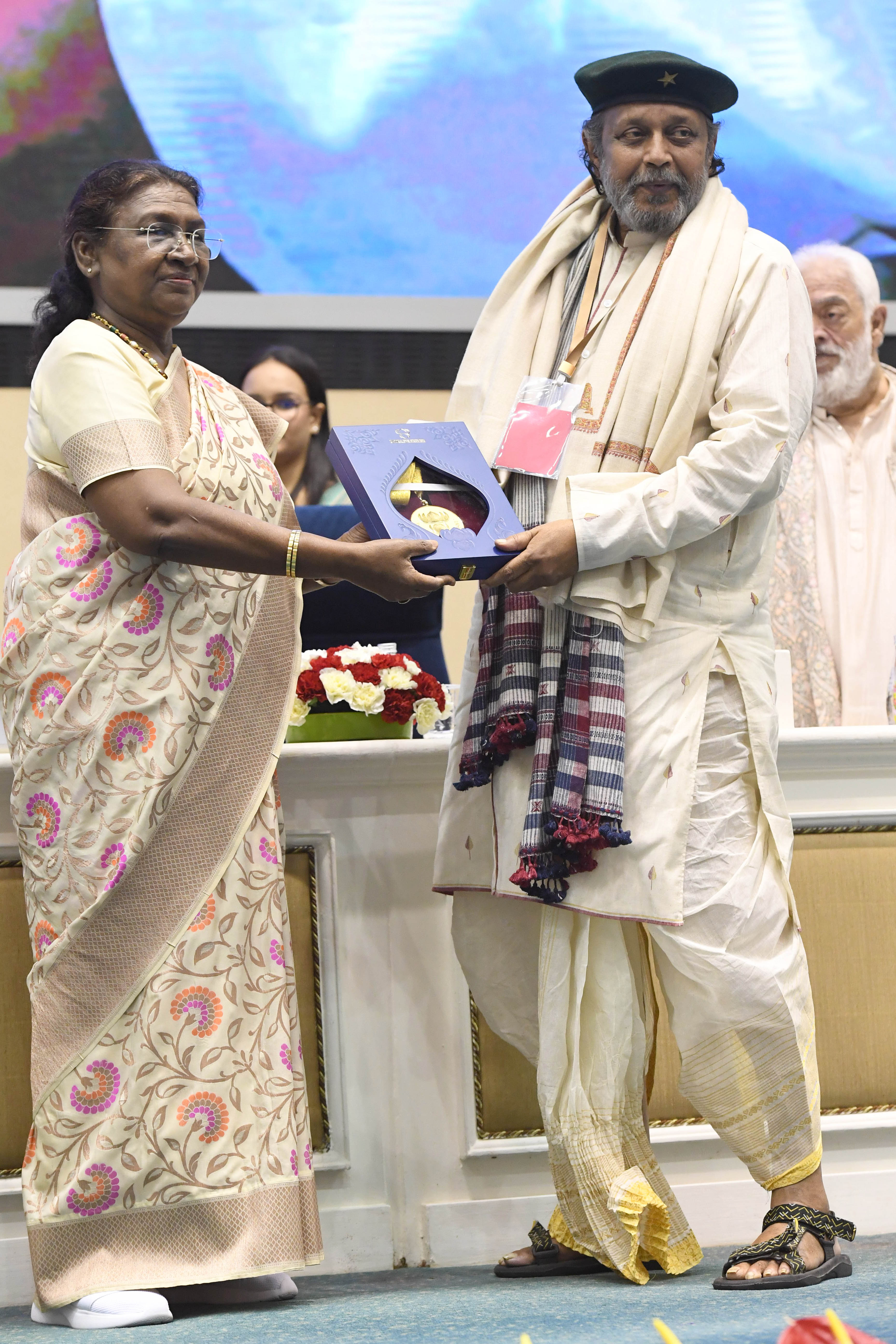 राष्ट्रपति द्रौपदी मुर्मु फिल्म अभिनेता मिथुन चक्रवर्ती को दादा साहब फाल्के पुरस्कार प्रदान करते हुए राष्ट्रपति द्रौपदी मुर्मु फिल्म अभिनेता मिथुन चक्रवर्ती को दादा साहब फाल्के पुरस्कार प्रदान करते हुए