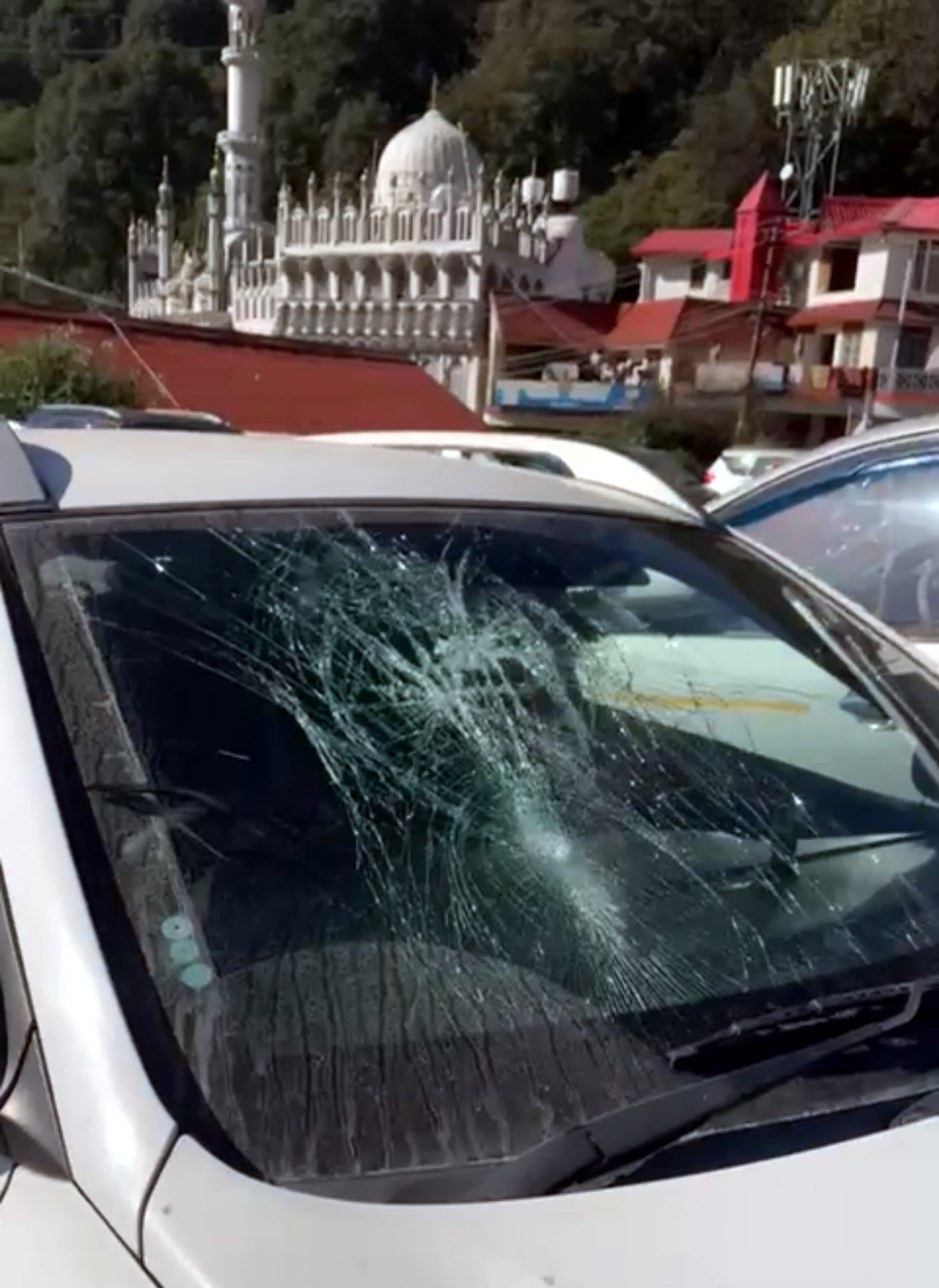 नैनीताल की पार्किंग में वाहनों के शीशे टूटे नैनीताल की पार्किंग में वाहनों के शीशे टूटे