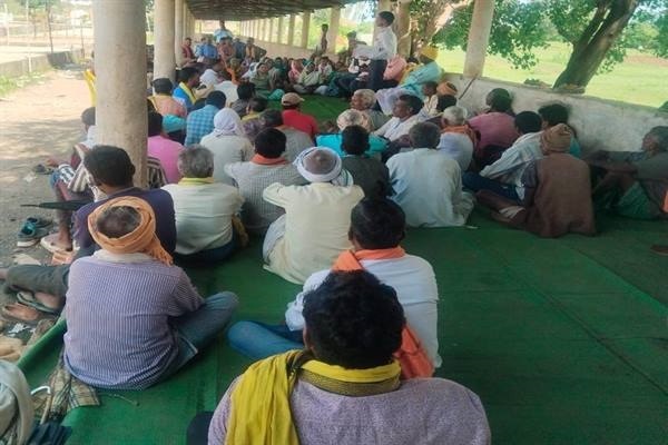 ग्रामीणों को पेसा अधिनियम की जानकारी देते हुए अधिकारी ग्रामीणों को पेसा अधिनियम की जानकारी देते हुए अधिकारी