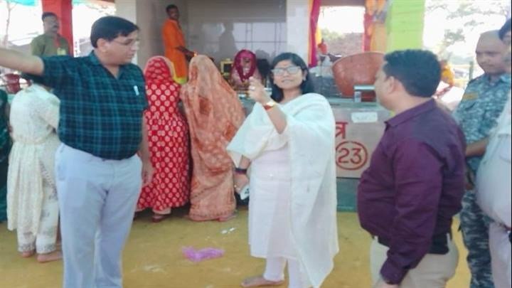 रतनगढ़ माता मंदिर पहुँचकर व्यवस्थाओं का जायजा लेते हुए कलेक्टर रतनगढ़ माता मंदिर पहुँचकर व्यवस्थाओं का जायजा लेते हुए कलेक्टर