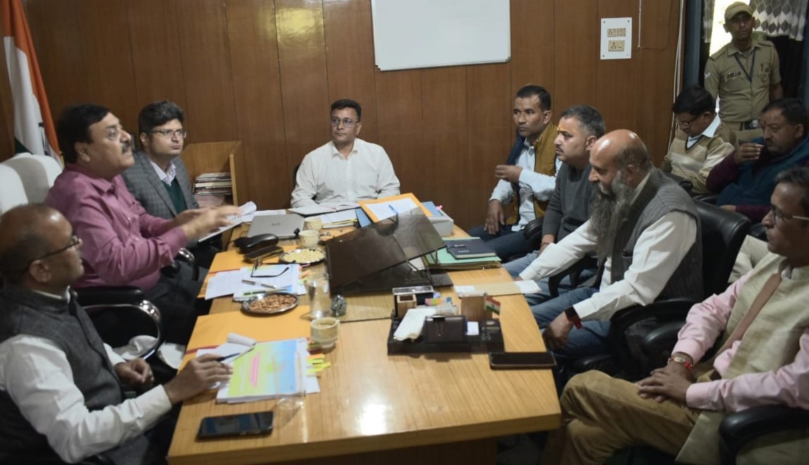 ज्योतिर्मठ में संघर्ष समिति के पदाधिकारियों से बातचीत करते हुए। ज्योतिर्मठ में संघर्ष समिति के पदाधिकारियों से बातचीत करते हुए।