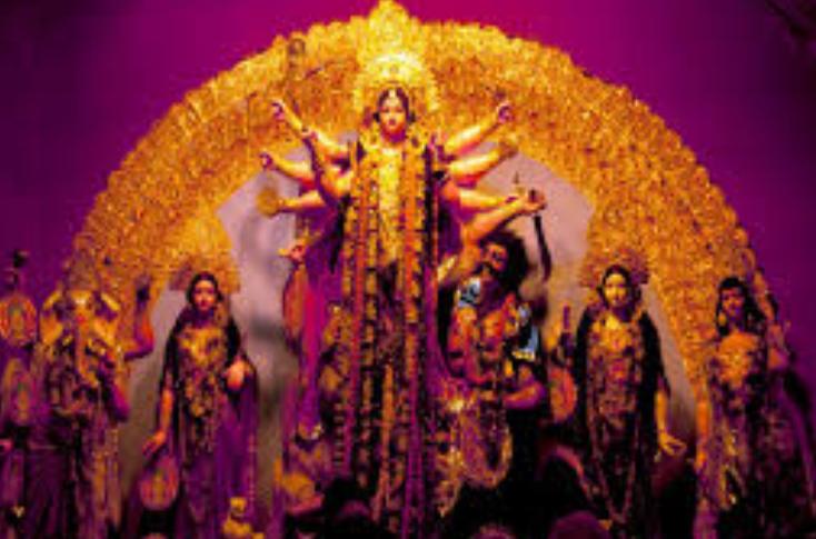 पूजा पंडाल में विराजमान हुई देवी प्रतिमा (फोटो) पूजा पंडाल में विराजमान हुई देवी प्रतिमा (फोटो)