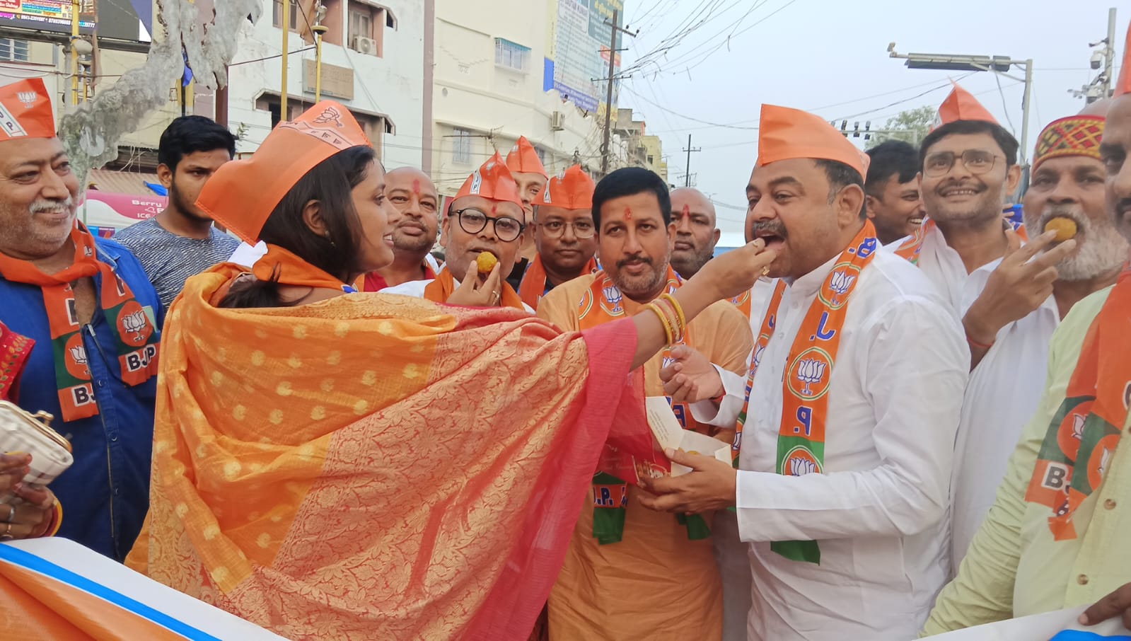जश्न मनाते भाजपा कार्यकर्ता जश्न मनाते भाजपा कार्यकर्ता