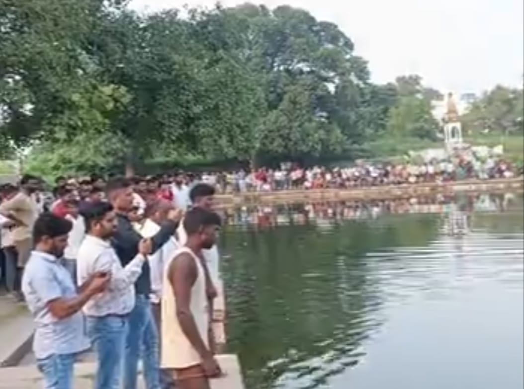 सत्यानगंज स्थित सहुवाइन पोखरे पर माैजूद लाेग व पुलिस सत्यानगंज स्थित सहुवाइन पोखरे पर माैजूद लाेग व पुलिस