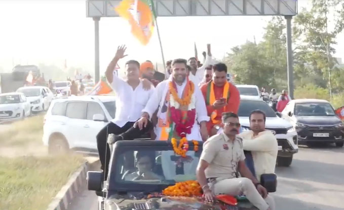 8 Snp- सोनीपत: निखिल मदान लोगों का अभिवादन स्वीकार करते हुए। 8 Snp- सोनीपत: निखिल मदान लोगों का अभिवादन स्वीकार करते हुए।