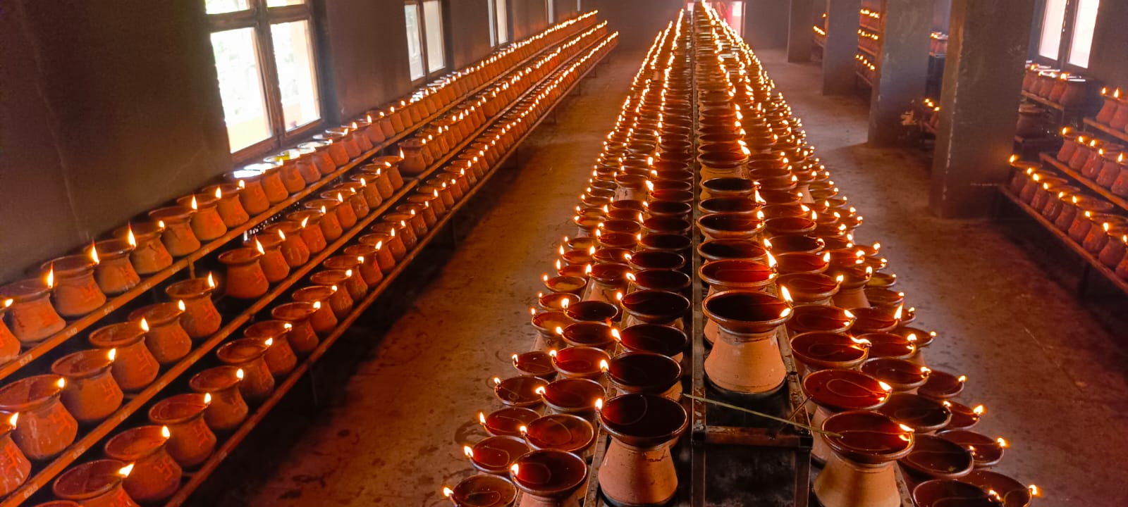 मां विंध्यवासिनी मंदिर में 25 सौ मनोकामना जोत प्रज्जवलित किए गए हैं।