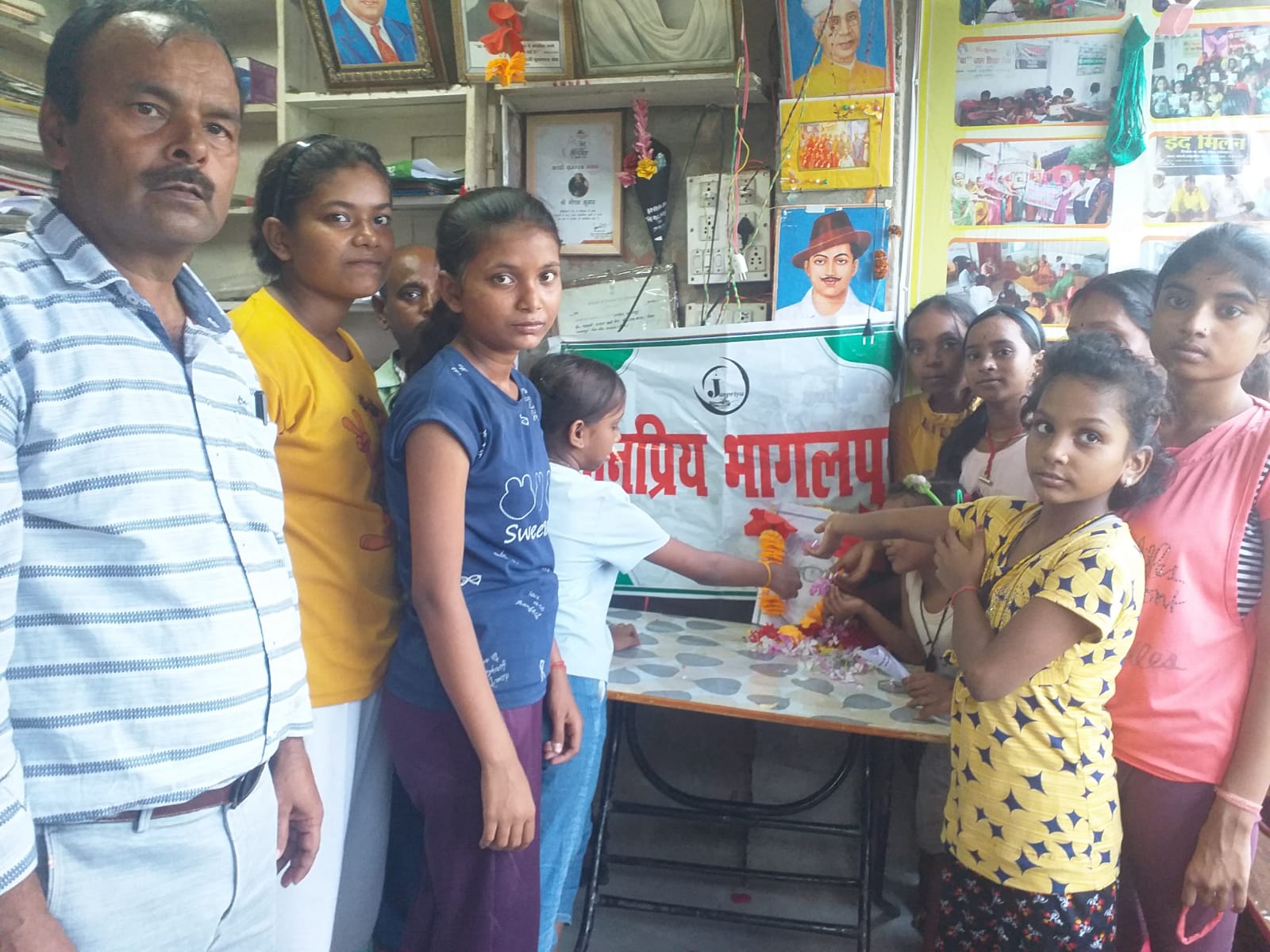 लोकनायक को श्रद्धांजलि देते लोग लोकनायक को श्रद्धांजलि देते लोग