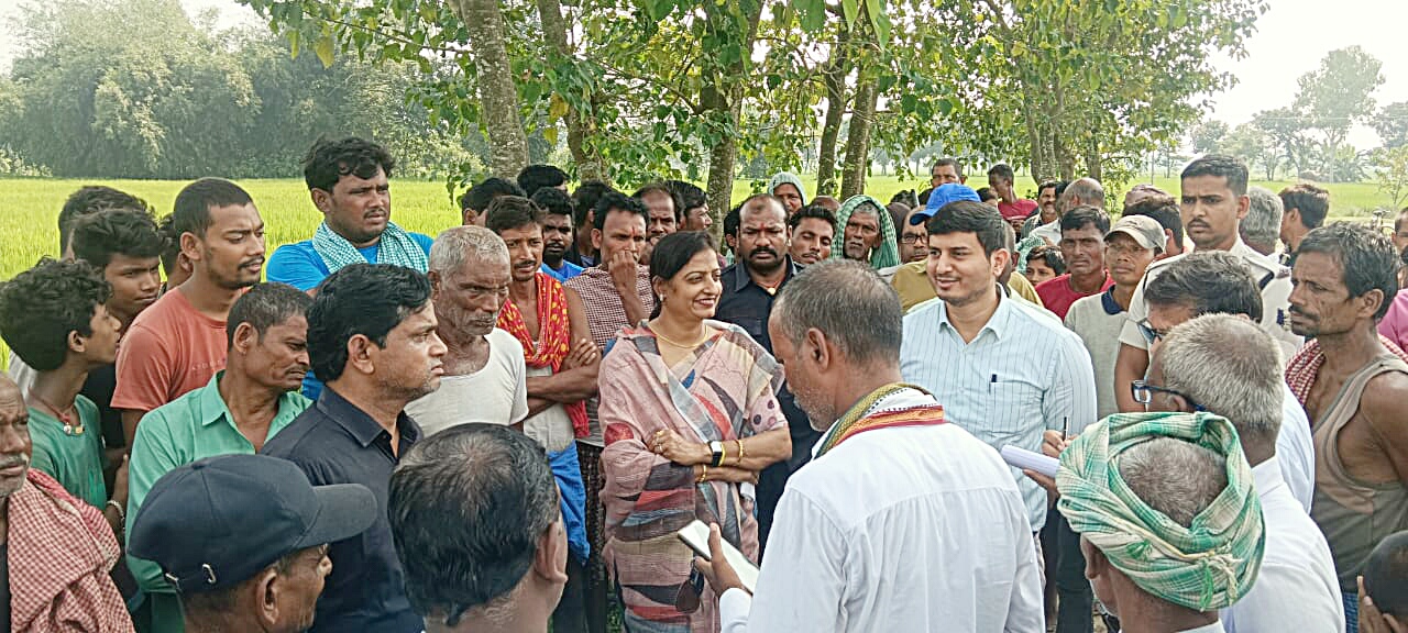 समस्याओं से अवगत होते हुए विधायक व ग्रामीण समस्याओं से अवगत होते हुए विधायक व ग्रामीण